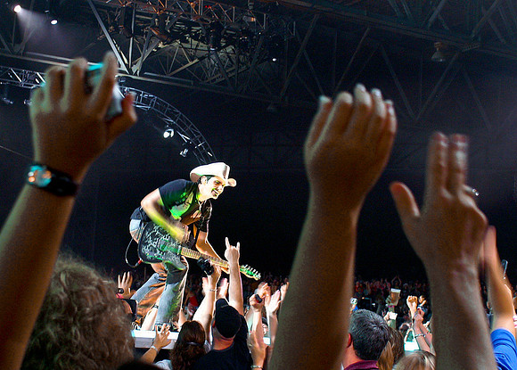 bradpaisley.2007.5.8Paisley4VerizonMay082007 134 - Copy