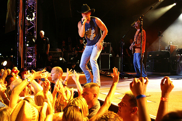 kennychesney.2007.8.10UMB Chesney 08102007 121